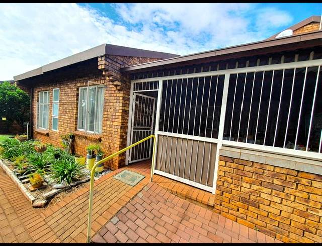 2 BEDROOM TOWNHOUSE FOR SALE IN CLARINA